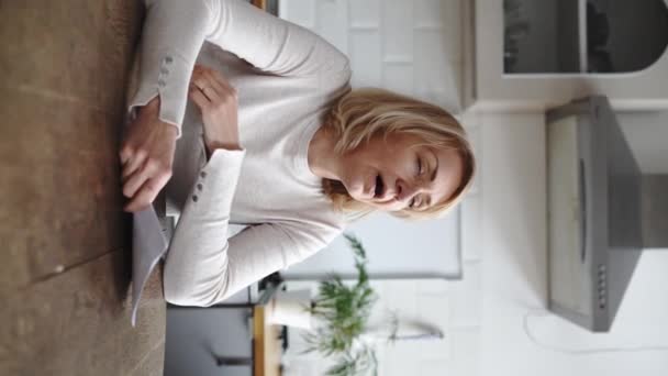 一个成熟的女人坐在家里 满脸红晕 激素失衡 更年期的概念 高质量的4K镜头 — 图库视频影像