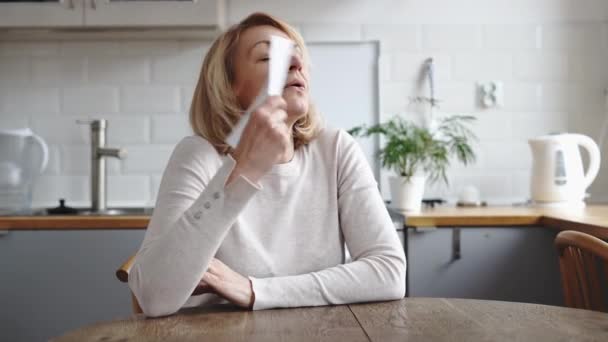 一个成熟的女人坐在家里 满脸红晕 激素失衡 更年期的概念 高质量的4K镜头 — 图库视频影像