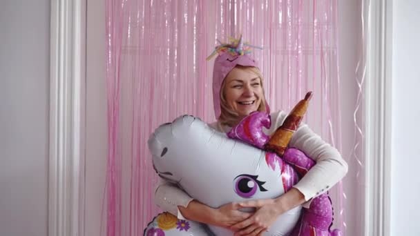 Doma Slaví Dospělá Žena Balónem Jednorožce Růžovou Oponou Vysoce Kvalitní — Stock video