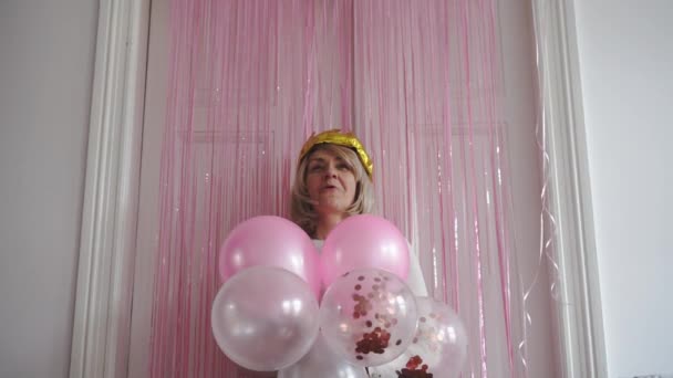 Ώριμη Γυναίκα Στέμμα Χρυσό Μπαλόνι Κρόσσια Κουρτίνα Κόμμα Και Μπαλόνια — Αρχείο Βίντεο
