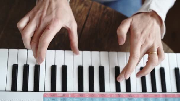 Draufsicht Einer Reifen Frau Die Für Anfänger Klavier Spielt Hochwertiges — Stockvideo