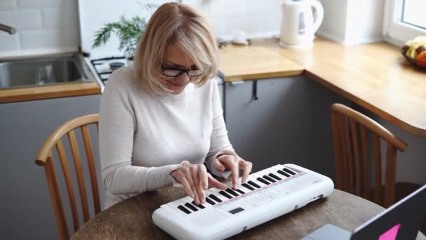 ピアノ学習のためのオンラインレッスンを持っている熟女 高齢者のためのEラーニング趣味 高品質4K映像 — ストック動画