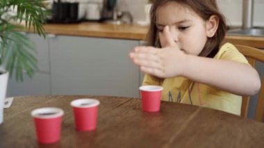 Küçük bir anaokulu çocuğu evde tohumları ekiyor. Evde ya da balkon bahçesinde büyümek. Yüksek kalite 4k görüntü
