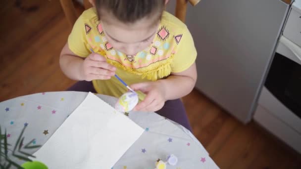 Παιδί Κορίτσι Προσχολικής Ηλικίας Ζωγραφίζει Πασχαλινά Αυγά Στην Κουζίνα Του — Αρχείο Βίντεο