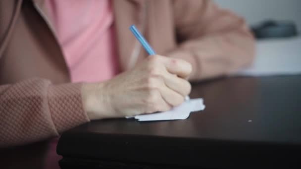 Mujer Madura Mano Close Escritura Nota Papel Con Pluma Azul — Vídeo de stock