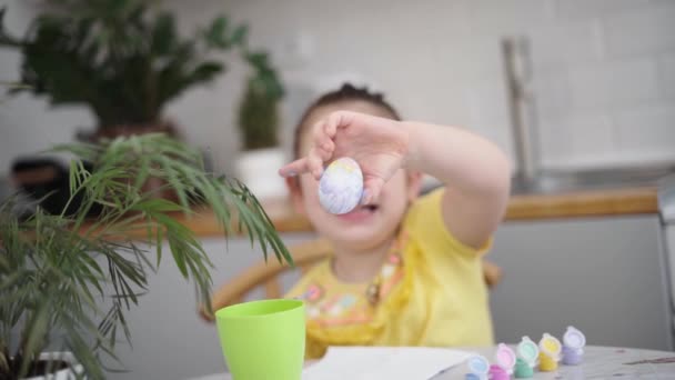 Copila Vârstă Preșcolară Pictează Ouă Paște Bucătărie Acasă Tradiţii Primăvară — Videoclip de stoc