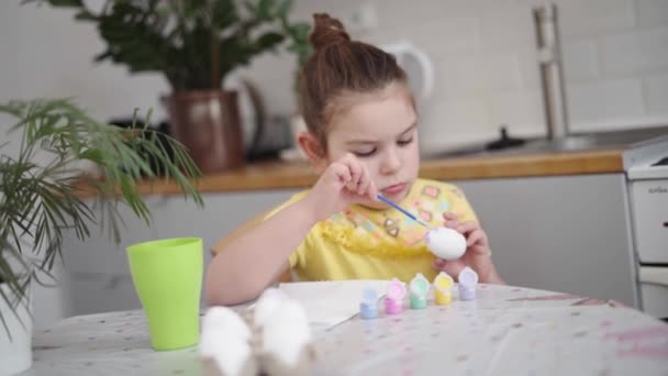 Anak Perempuan Usia Prasekolah Melukis Telur Paskah Dapur Rumah Tradisi — Stok Video