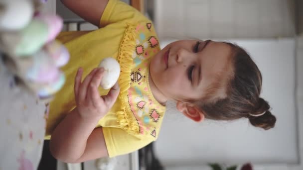 Niña Edad Preescolar Pintando Huevos Pascua Cocina Casera Tradiciones Primavera — Vídeos de Stock