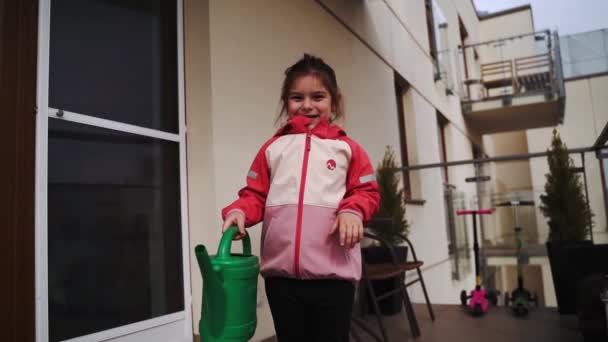 Anaokulu Kızı Baharda Balkonda Çiçek Suluyor Balkon Şehir Bahçesi Yüksek — Stok video