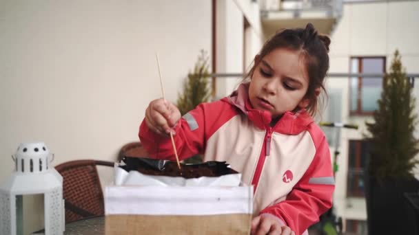 Peuterspeelleeftijd Kind Meisje Zaaien Planten Het Balkon Stedelijk Tuinieren Duurzaam — Stockvideo