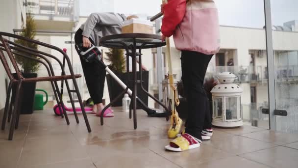 Przedszkolanka Sprzątająca Balkon Babcią Lub Matką Wiosenne Porządki Wysokiej Jakości — Wideo stockowe
