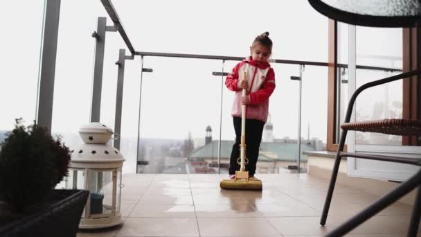Дівчина Дошкільного Віку Прибирає Підлогу Балконі Мопедом Концепція Весняного Очищення — стокове відео