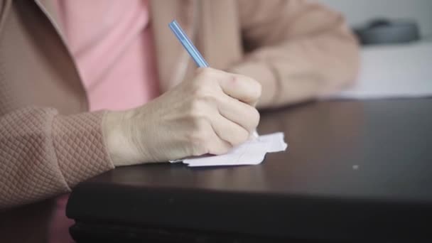 Close Van Volwassen Vrouw Handschrift Notities Met Pen Papier Hoge — Stockvideo
