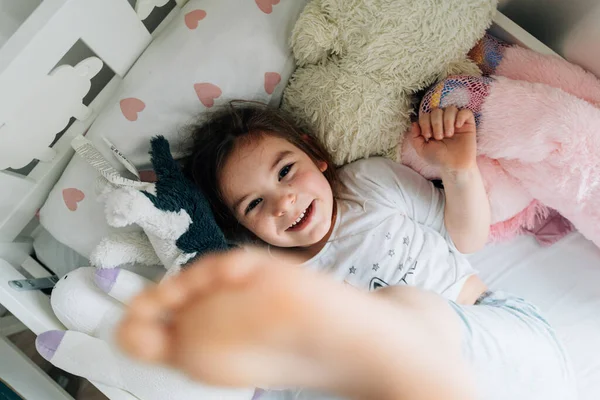 Visão Superior Menina Cama Branca Com Brinquedos Pelúcia Emoções Positivas — Fotografia de Stock