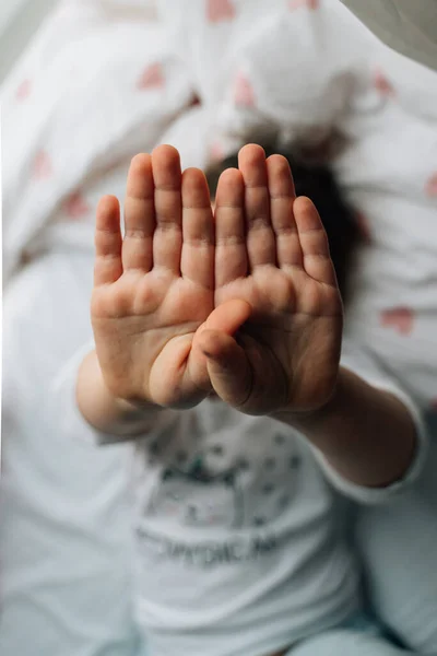 Vertikales Foto Der Kinderhand Mit Verschwommenem Hintergrund Stopp Geste Lebensstil — Stockfoto