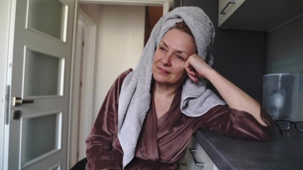 Dojrzała Kobieta Aksamitnym Szlafroku Ręczniku Głowie Czuje Się Źle Kaca — Wideo stockowe