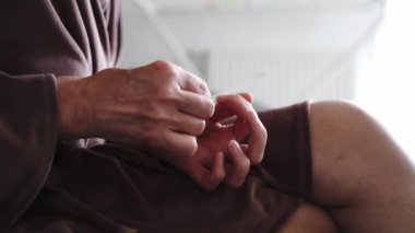 Olgun kadın evde manikür için tırnak törpüsü kullanarak yakın çekim yapıyor. Yüksek kalite 4k görüntü