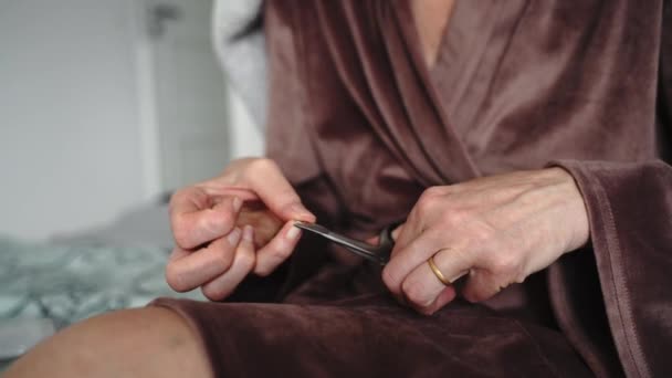 Dojrzałe Kobieta Ręce Zbliżenie Pomocą Nożyczki Paznokci Manicure Domu Wysokiej — Wideo stockowe