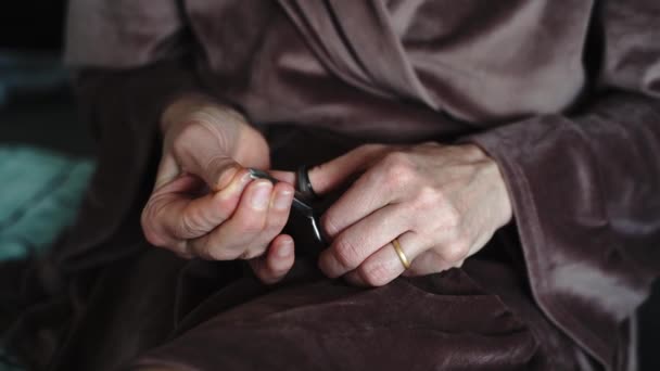 Ώριμη Γυναίκα Χέρια Κοντά Χρησιμοποιώντας Ψαλίδι Νυχιών Για Μανικιούρ Στο — Αρχείο Βίντεο