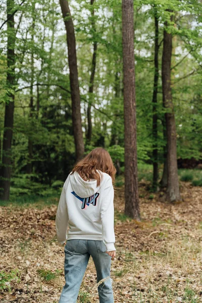 Tinédzser Generációs Lány Sétál Erdőben Közel Természet Koncepciójához Kiváló Minőségű — Stock Fotó