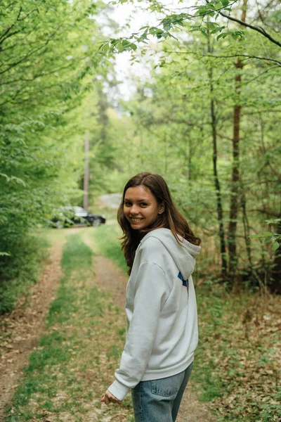 Adolescente Gen Chica Caminando Bosque Cerca Del Concepto Naturaleza Foto — Foto de Stock