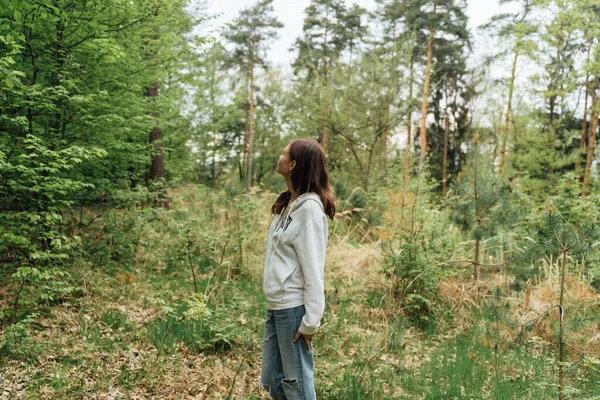 Adolescente Gen Chica Caminando Bosque Cerca Del Concepto Naturaleza Foto — Foto de Stock
