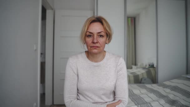 Mujer Mostrando Gesto Alto Con Mano Casa Abuso Salud Mental — Vídeos de Stock