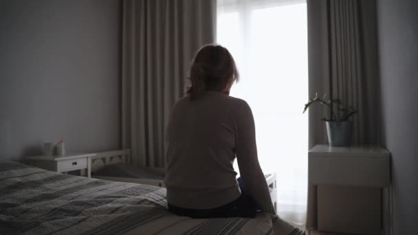 Mujer Madura Sentada Sola Habitación Triste Persona Deprimida Vista Trasera — Vídeos de Stock