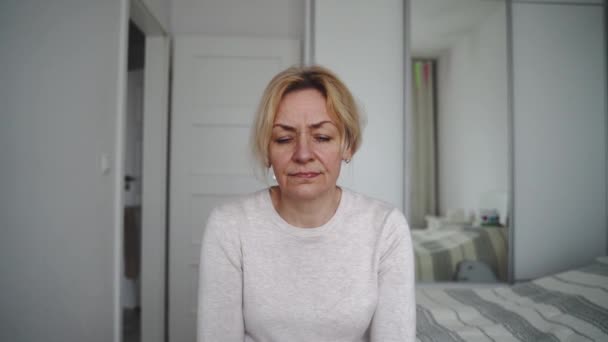 Femme Mûre Maison Triste Déprimée Problème Santé Mentale Images Haute — Video