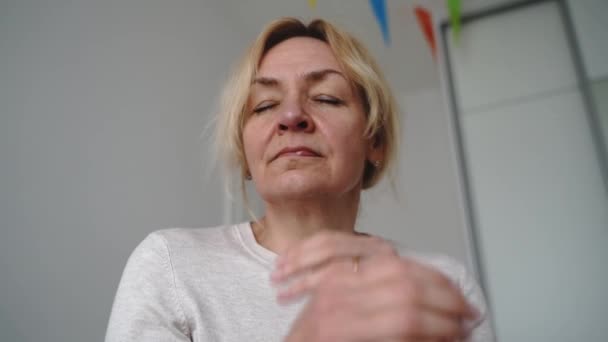 Dojrzała Kobieta Domu Smutna Przygnębiona Problemy Zdrowiem Psychicznym Wysokiej Jakości — Wideo stockowe