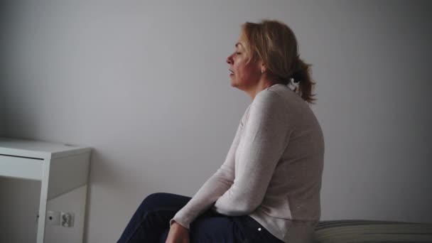 Dojrzała Kobieta Domu Smutna Przygnębiona Problemy Zdrowiem Psychicznym Wysokiej Jakości — Wideo stockowe