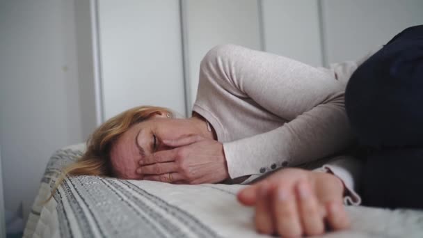Ώριμη Γυναίκα Κουλουριασμένη Ξαπλωμένη Στο Κρεβάτι Στην Ταράτσα Κατάθλιψη Ψυχική — Αρχείο Βίντεο