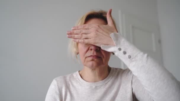Gammal Kvinna Hemma Blundar Och Mun Med Händer Censorering Tjurfäktning — Stockvideo
