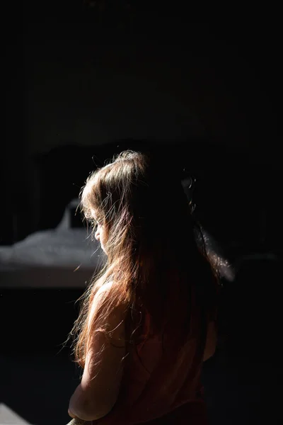 어두운 방에서 머리를 소녀의 뒷모습 고품질 — 스톡 사진