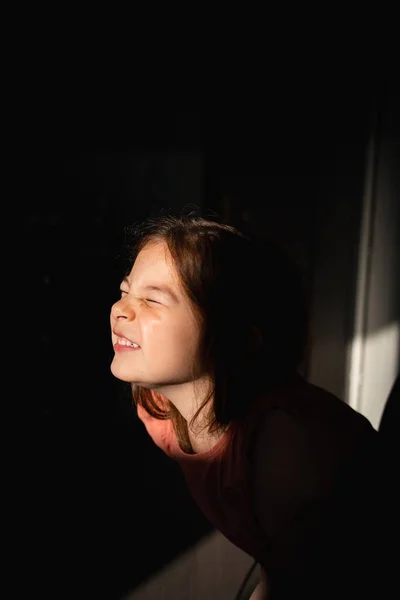 Retrato Niña Edad Preescolar Luz Solar Fondo Oscuro Felices Emociones —  Fotos de Stock