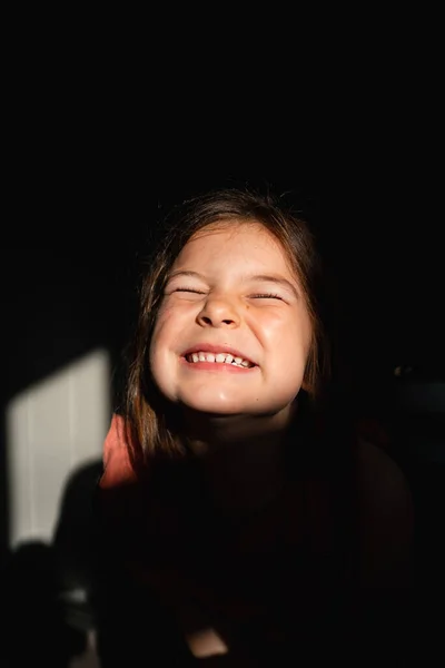 Портрет Девочки Дошкольного Возраста Солнечном Темном Фоне Счастливые Улыбающиеся Эмоции — стоковое фото