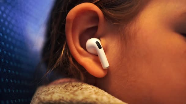 就学前の年齢のお子様は ワイヤレスイヤフォンで耳を閉じてください 高品質4K映像 — ストック動画