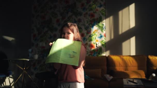 5岁的女孩在家里用彩笔画画 高质量的照片 — 图库视频影像