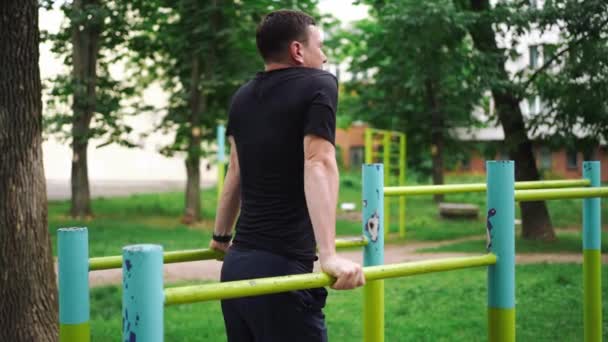 Middelbare Leeftijd Volwassen Man Buiten Doen Workout Bars Het Park — Stockvideo