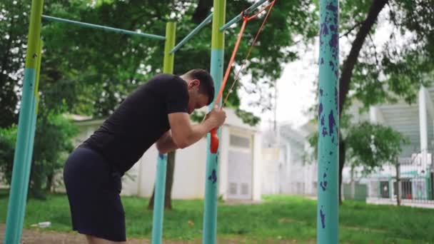 Középkorú Ember Csinál Erő Gyakorlatok Ellenállás Szalagok Kint Parkban Kiváló — Stock videók