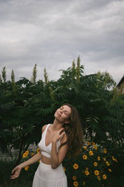 Yazın açık havada genç yetişkin kadın portresi. Yüksek kalite fotoğraf