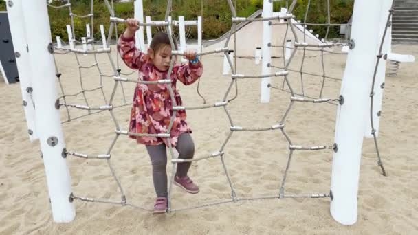 Dziewczynka Wspinaczka Liny Przeszkody Placu Zabaw Wysokiej Jakości Materiał — Wideo stockowe