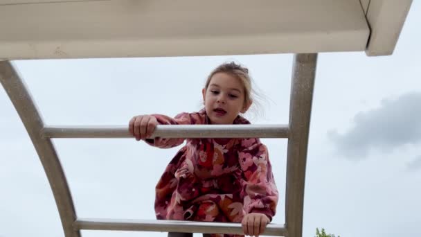 Дитяча Дівчинка Скелелазіння Мотузки Перешкоди Дитячому Майданчику Високоякісні Кадри — стокове відео