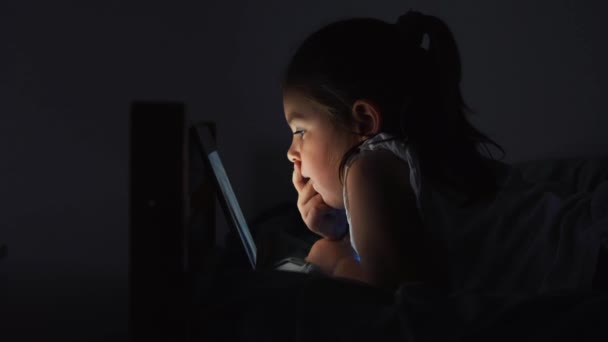 Menina Criança Assistindo Desenhos Animados Mídia Social Jogo Tablet Noite — Vídeo de Stock