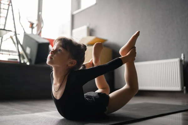 Gadis Kecil Melakukan Latihan Peregangan Bow Pose Senam Dan Menari Stok Foto