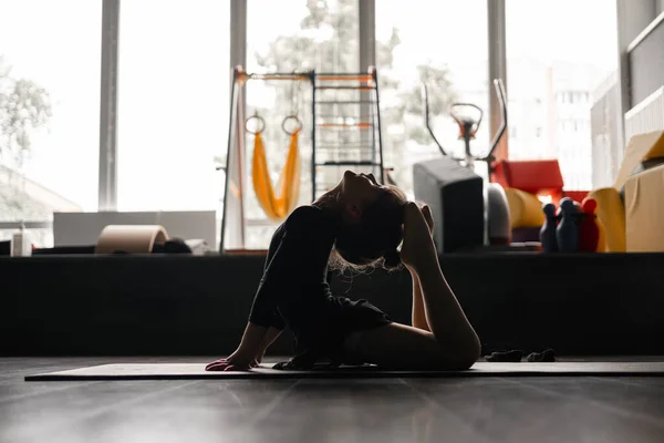 Дитяча Дівчинка Займається Гімнастикою Позує Розтяжкою Назад Навчальному Класі Здоровий — стокове фото