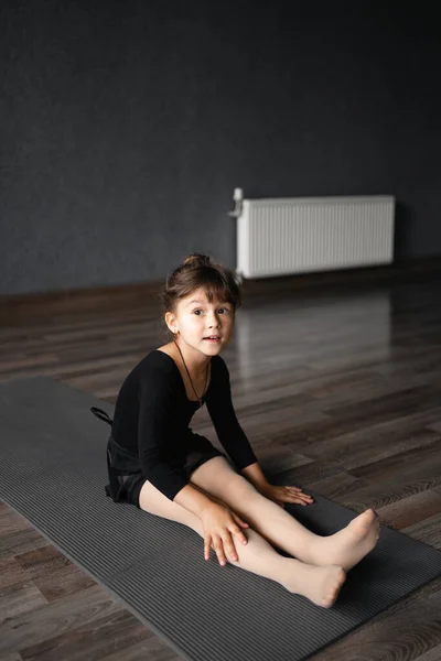 Маленька Дівчинка Років Займається Гімнастикою Класі Здорова Активна Освіта Високоякісна — стокове фото