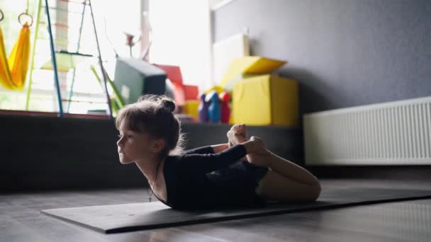 Μικρό Κορίτσι Κάνει Διατάσεις Ασκήσεις Τόξο Θέτουν Γυμναστική Και Χορό — Αρχείο Βίντεο