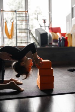 Anaokulu öncesi çocuk dans ya da yoga stüdyosunda esneme egzersizleri yapıyor. Yoga blokları ve spor paspası. Esneklik esnetiliyor. Yüksek kalite fotoğraf