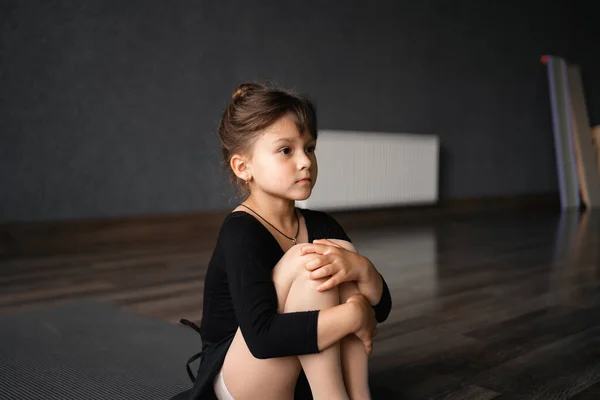 Menina Pequena Sentada Tapete Fitness Estúdio Treinamento Yoga Para Crianças — Fotografia de Stock